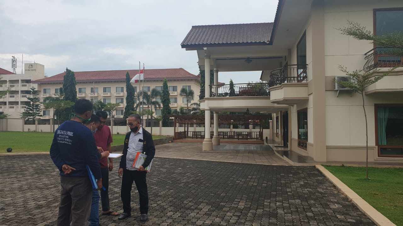 proses pembuatan kolam renang oleh trijaya pool