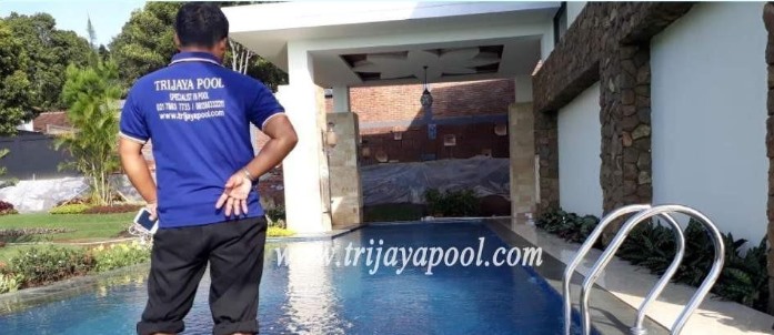 kolam renang di samping taman