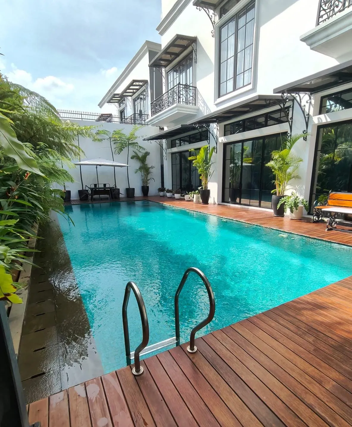 kolam renang terapi